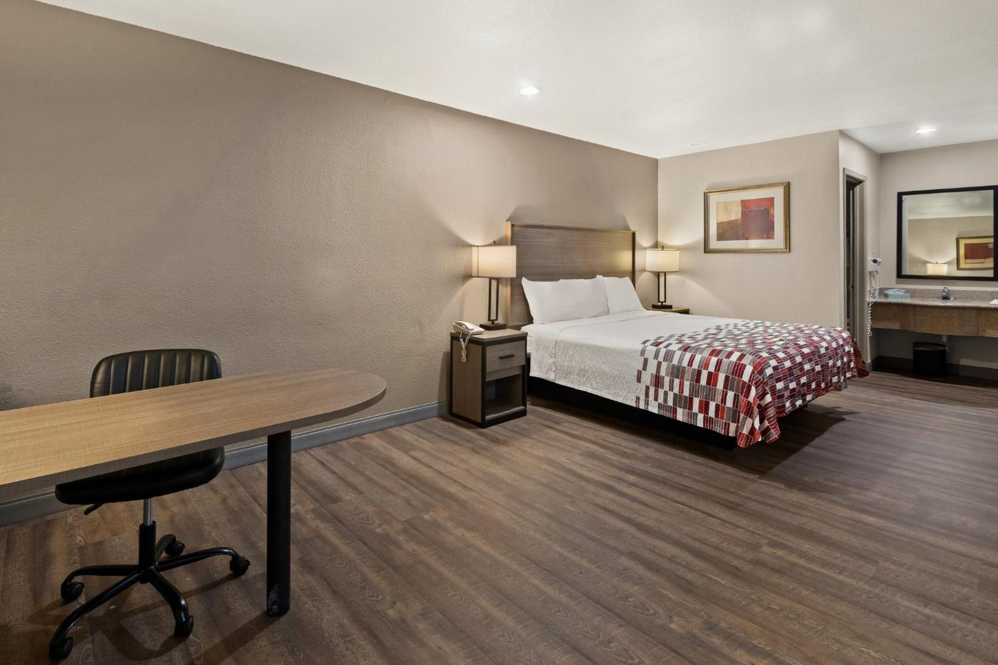 Red Roof Inn & Suites Irving - Dfw Airport South Екстер'єр фото