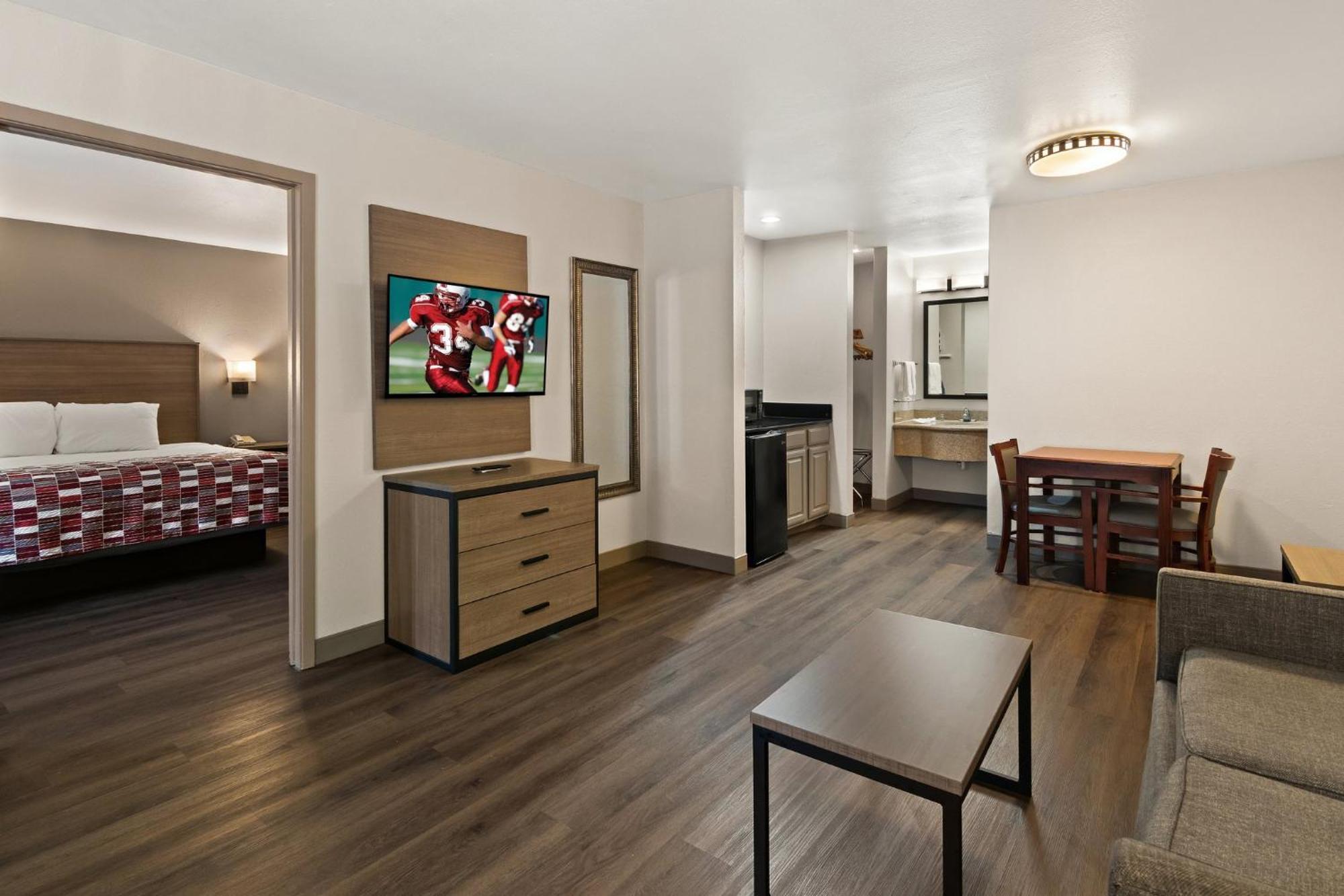 Red Roof Inn & Suites Irving - Dfw Airport South Екстер'єр фото