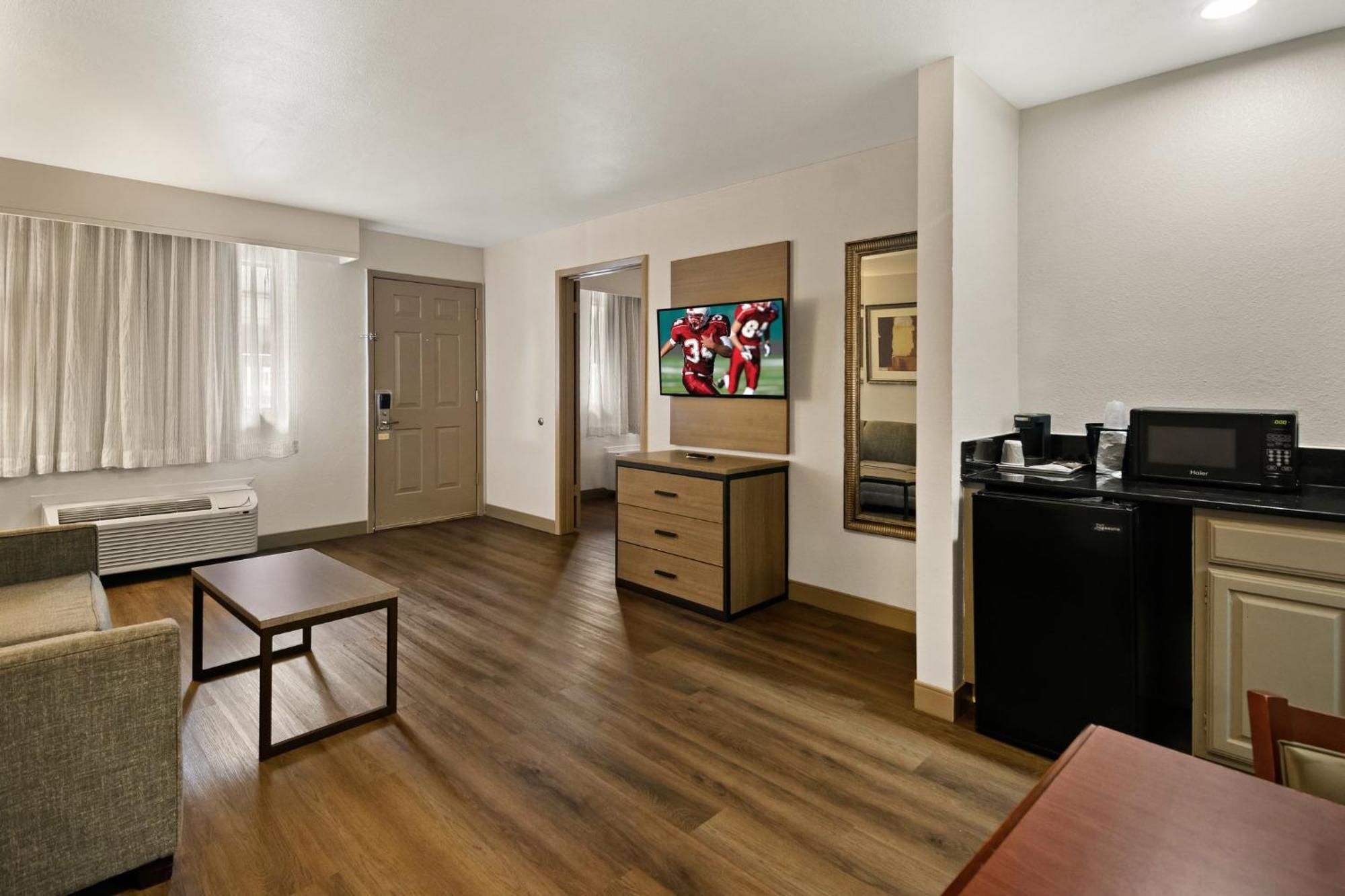 Red Roof Inn & Suites Irving - Dfw Airport South Екстер'єр фото