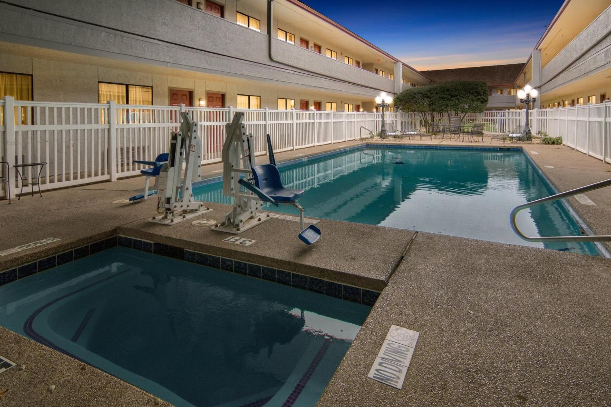 Red Roof Inn & Suites Irving - Dfw Airport South Екстер'єр фото