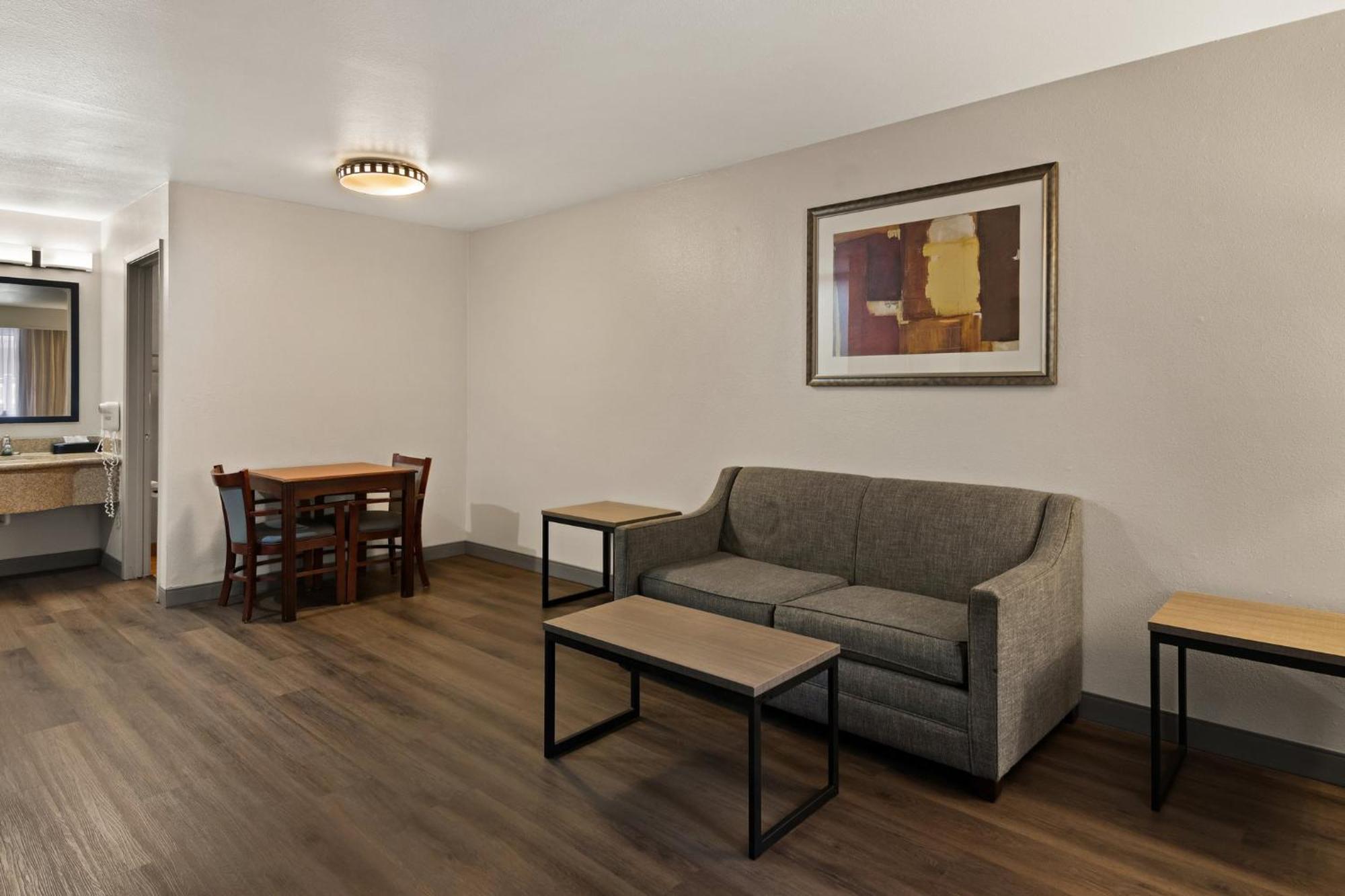 Red Roof Inn & Suites Irving - Dfw Airport South Екстер'єр фото