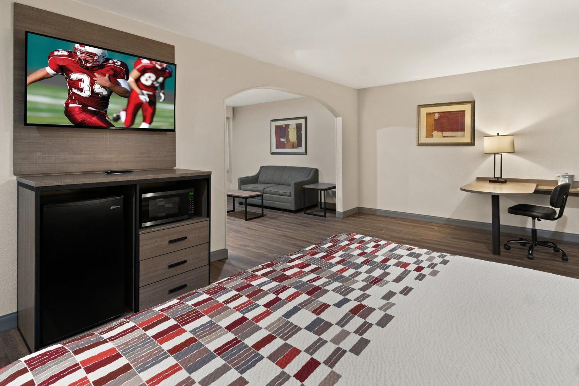 Red Roof Inn & Suites Irving - Dfw Airport South Екстер'єр фото