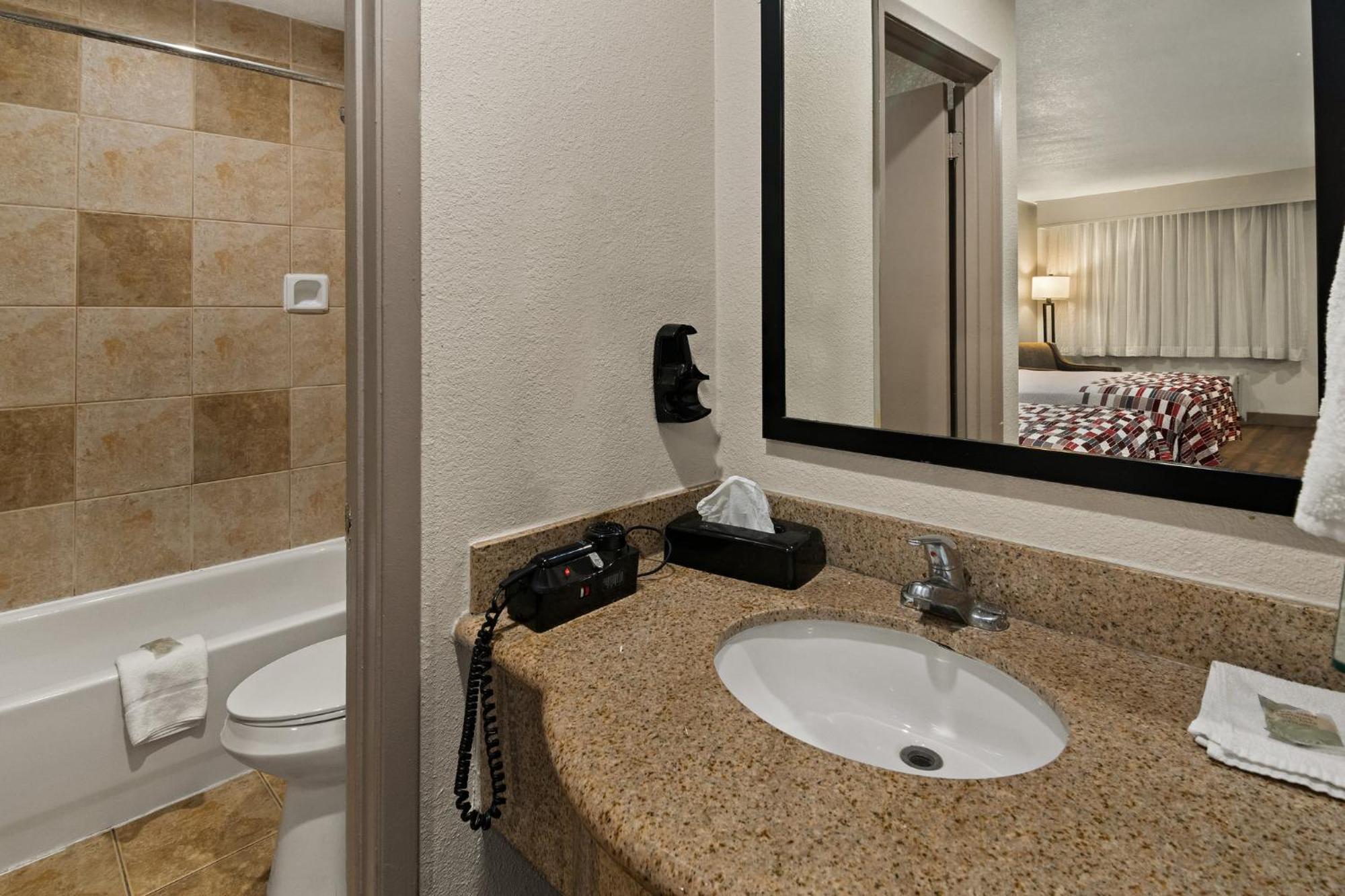 Red Roof Inn & Suites Irving - Dfw Airport South Екстер'єр фото