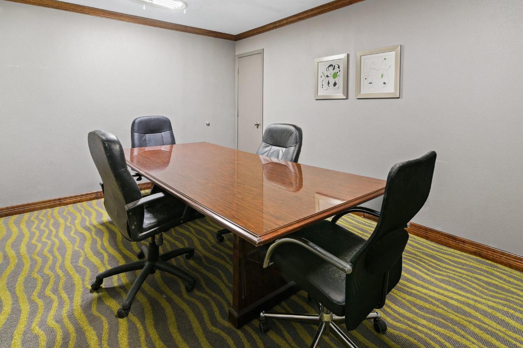Red Roof Inn & Suites Irving - Dfw Airport South Екстер'єр фото