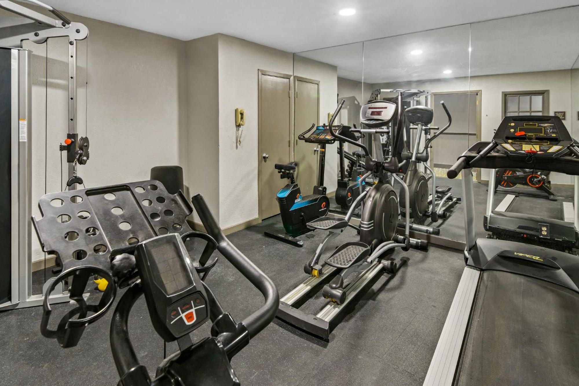 Red Roof Inn & Suites Irving - Dfw Airport South Екстер'єр фото