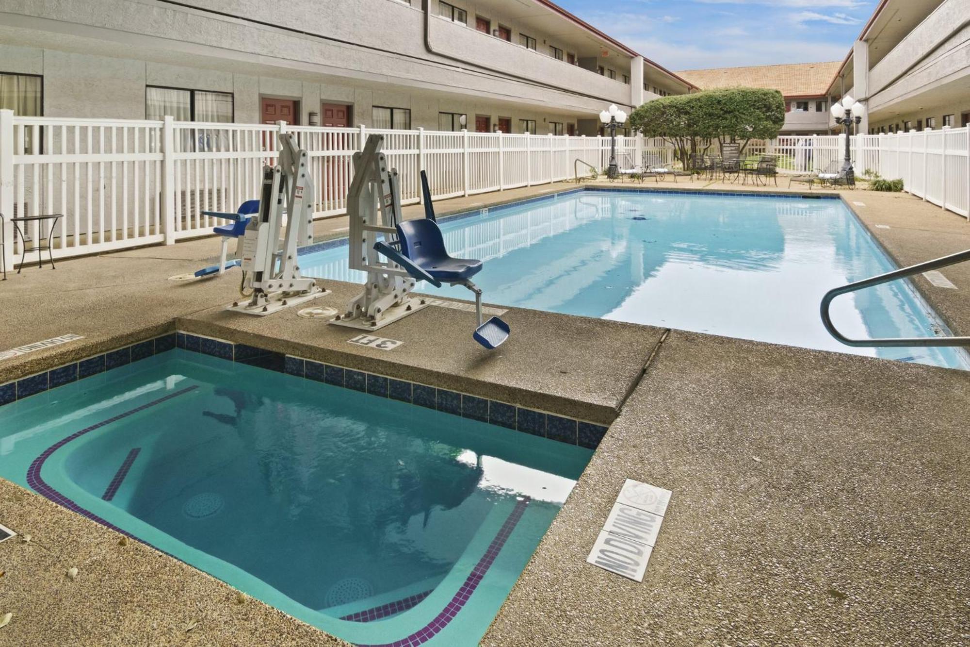 Red Roof Inn & Suites Irving - Dfw Airport South Екстер'єр фото