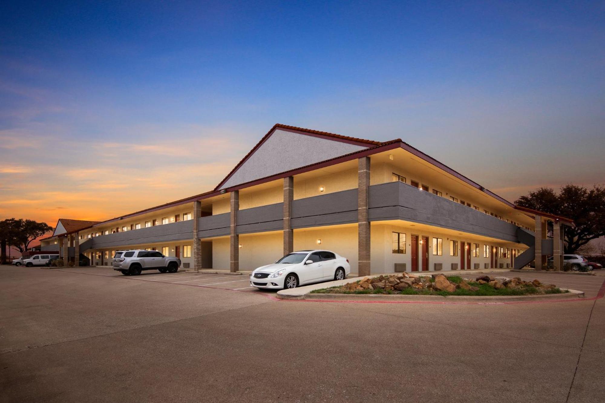 Red Roof Inn & Suites Irving - Dfw Airport South Екстер'єр фото