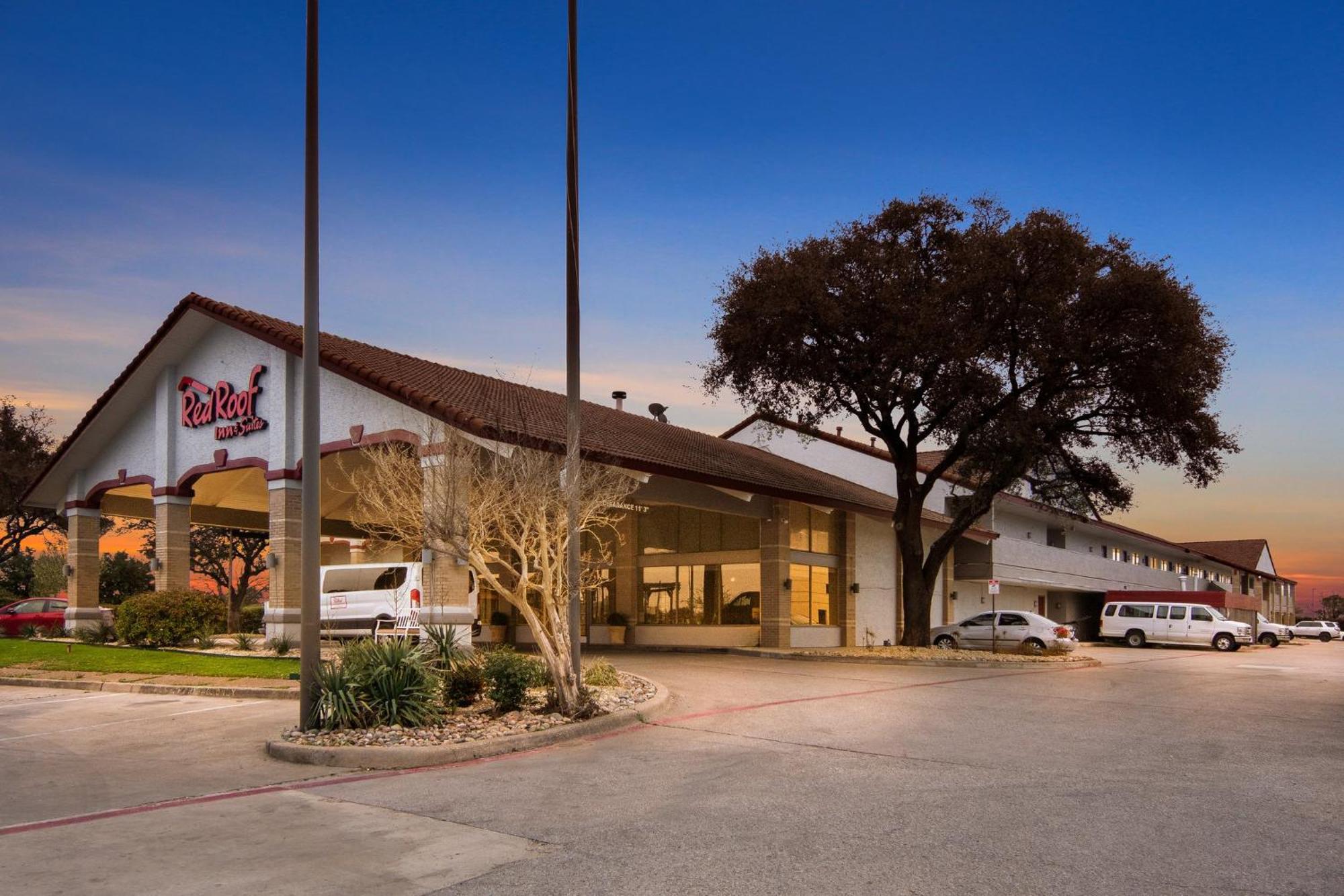 Red Roof Inn & Suites Irving - Dfw Airport South Екстер'єр фото
