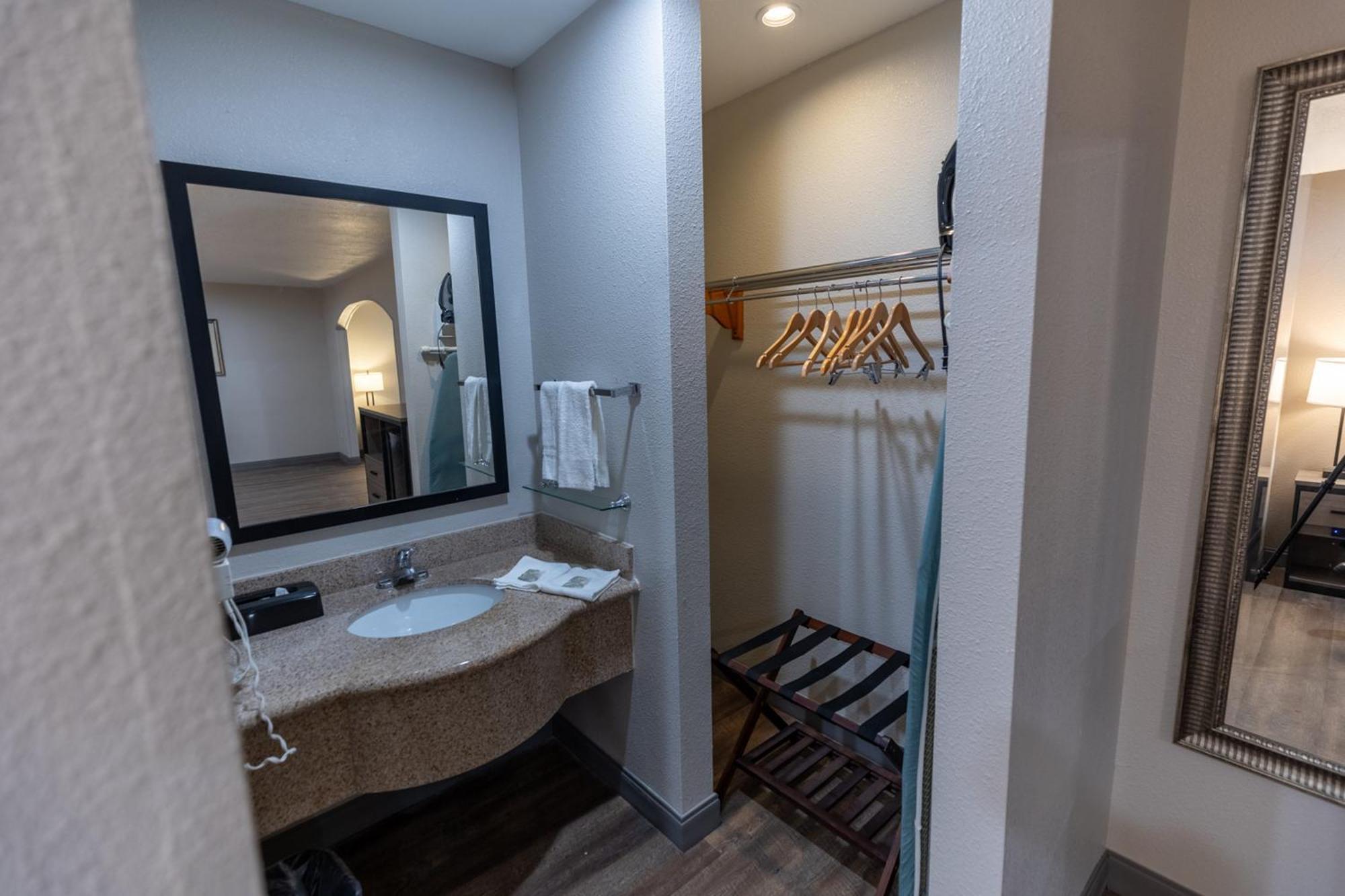 Red Roof Inn & Suites Irving - Dfw Airport South Екстер'єр фото