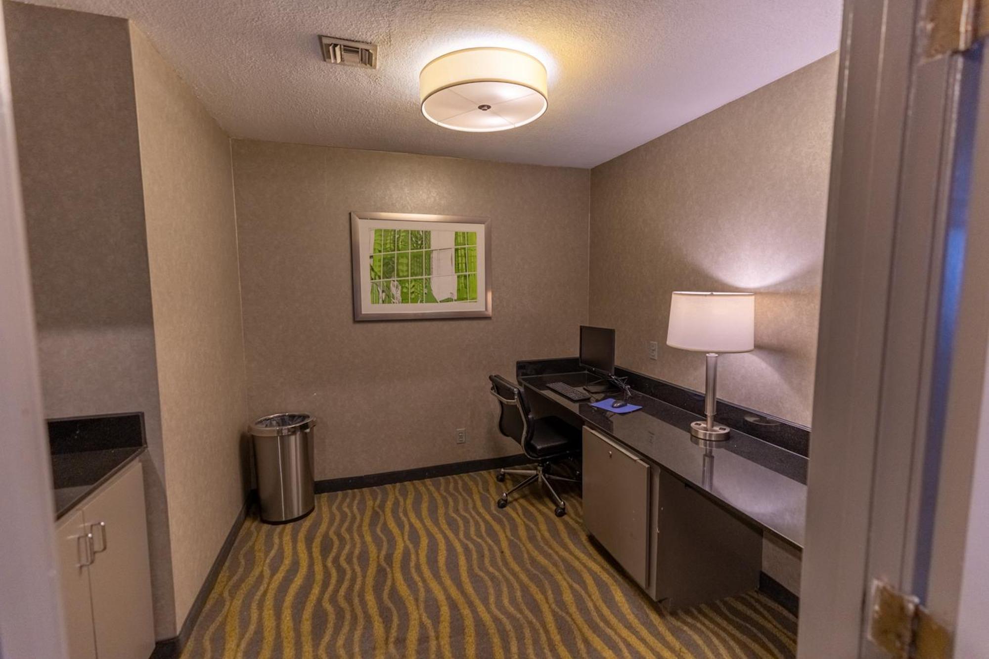 Red Roof Inn & Suites Irving - Dfw Airport South Екстер'єр фото