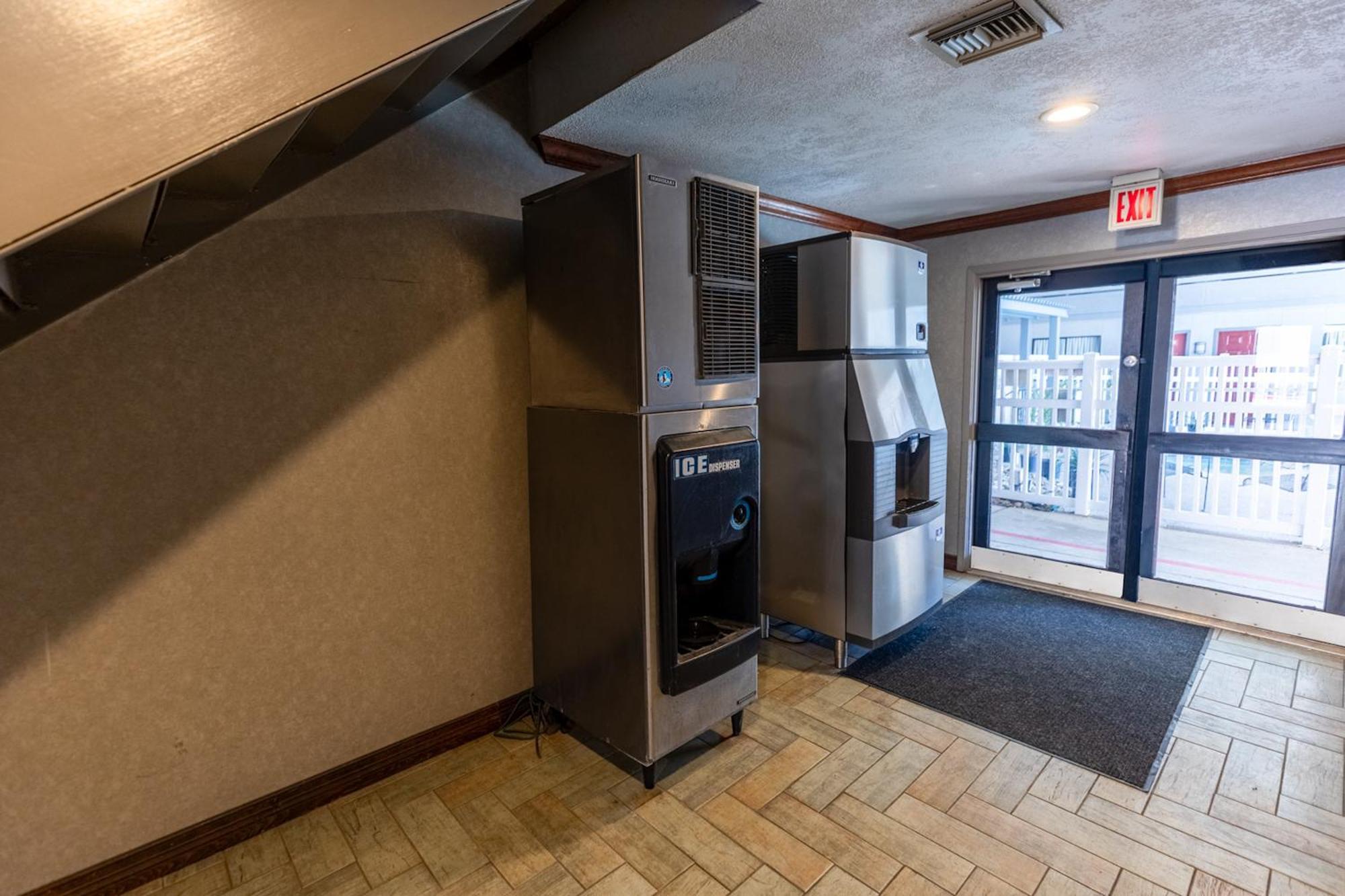Red Roof Inn & Suites Irving - Dfw Airport South Екстер'єр фото